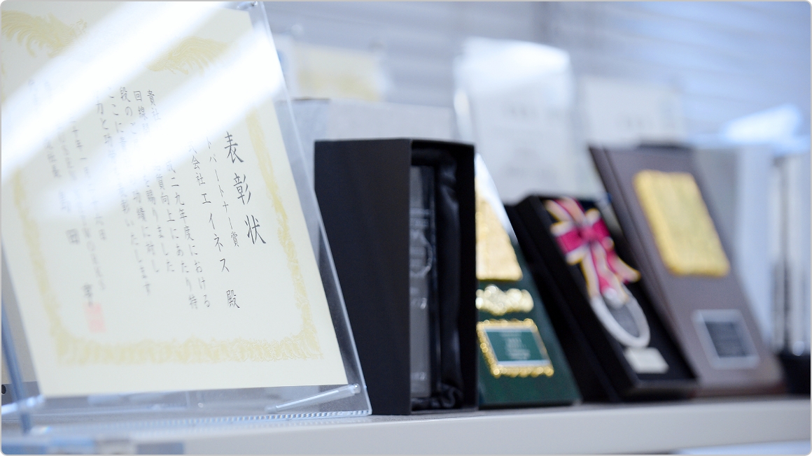 受賞した賞状が並んでいる写真