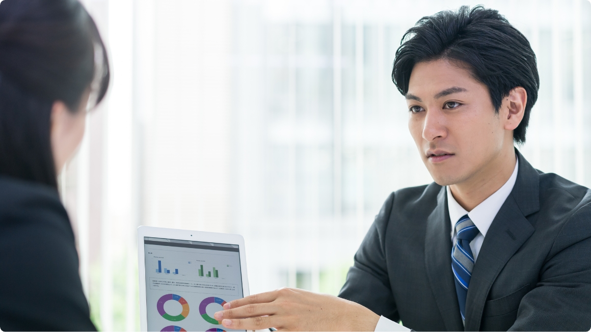 プランの見直しをお手伝いしている写真